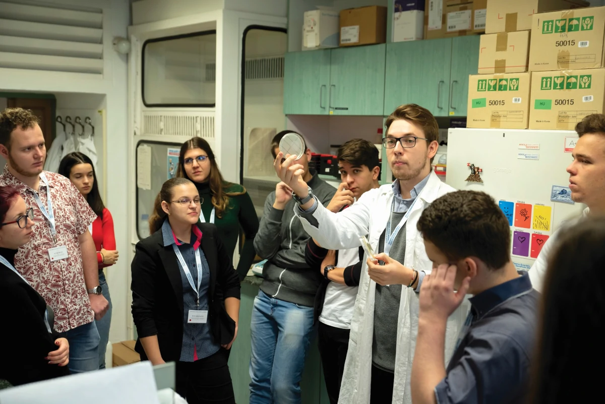 Laborbemutató egy Szent-Györgyi Hallgató vezetésével a Szegedi Biológiai Kutatóközpontban